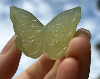 蝶の彫刻天然翡翠ペンダント：手作りネックレスお守り - Etsy 日本