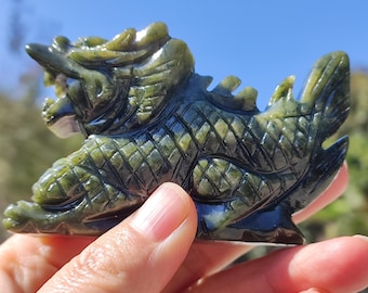 天然グリーン翡翠龍像（ホルダー付き）、風水フィギュア彫刻、手彫り