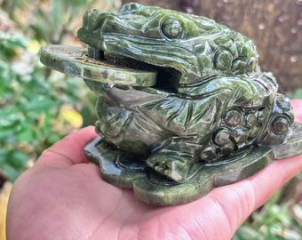 Natural Green Jade Money Toad Feng Shui Figurine Crystal Healing