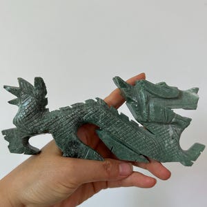 Natürliche Jade Drache Statue Tier Feng Shui Loong Tierfigur Lucky für Glück Erfolg, Heilung Drache Sternzeichen Kristall Feng Shui Dekor