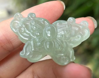 絶妙な蝶の翡翠彫刻ペンダント、天然の希少な翡翠ペンダント、石の蝶の