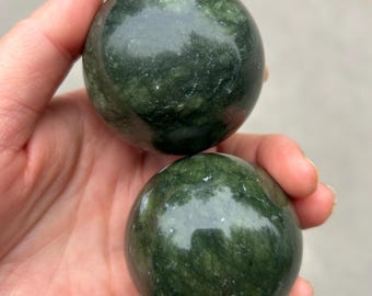 Ett par naturliga gröna jadekulor, kristallkulor, kvartskristallkulor, kristallpresentdekorationer, feng shui-dekorationer, hantverkspolerade helande stenar D
