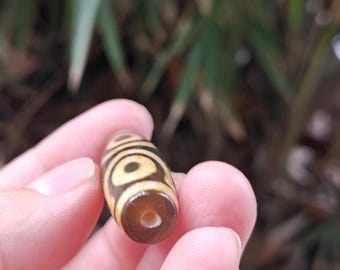 dZi beadsジービーズ 西蔵 老礦藏伝 弓型二眼天珠 Tibetan DZI Agate