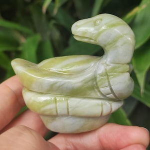 Naturalny zielony jadeit rzeźbiony 12-letni zodiakalny wąż zwierzęcy szczęśliwa rzeźba, kryształowa statua zwierzęcia węża rzeźba z kamienia jadeitu nefrytowego rzeźbiony