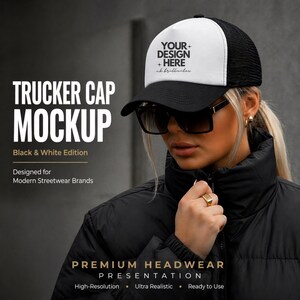 Puede incluir: Maqueta de gorra de camionero en blanco y negro. La gorra tiene una visera y una parte trasera de malla negras, con un panel frontal blanco. El texto en la gorra dice "YOUR+ DESIGN + HERE". La imagen también incluye el texto "TRUCKER CAP MOCKUP" y "Black & White Edition".