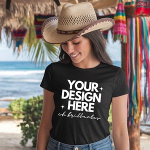 Zwart T-shirt Mockup op tropisch strand - Canva 6400 - Golf van Mexico - Golf van Mexico Tee - Vrouw draagt cowboyhoed - Print on Demand - Golfkust