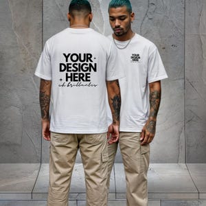 Puede incluir: Dos personas con camisetas blancas con el texto "YOUR DESIGN HERE" impreso en la espalda. La persona de la izquierda lleva pantalones cargo color caqui. La persona de la derecha lleva pantalones cortos cargo color caqui.