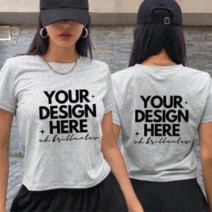 Puede incluir: Dos camisetas grises con texto negro que dice "Your Design Here + ch brillantes".