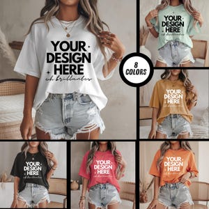 Puede incluir: Una camiseta blanca con el texto "YOUR DESIGN HERE" en negro, con las palabras "ch brillantes" debajo. La imagen muestra la camiseta en ocho colores diferentes, incluyendo negro, rosa y naranja. La camiseta se combina con pantalones cortos vaqueros.