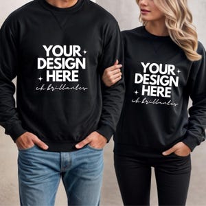 Könnte beinhalten: Zwei schwarze Sweatshirts mit langen Ärmeln und Rundhalsausschnitt. Die Sweatshirts haben den Text "YOUR DESIGN HERE" und "ch brillantes" auf der Vorderseite aufgedruckt.