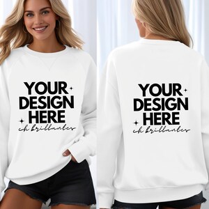 Op de afbeelding: Witte sweatshirt met de zwarte tekst "YOUR DESIGN HERE", een sterrenpatroon en de tekst "ch brillantes" eronder. De sweatshirt wordt van voren en van achteren getoond.