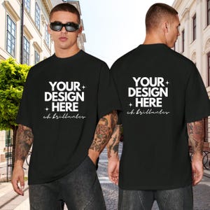 Puede incluir: Dos camisetas negras con texto blanco. El texto de la camiseta de la izquierda dice "Your Design Here + ch brillanter". El texto de la camiseta de la derecha dice "Your Design Here + ch brillanter".