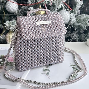 Elegante bolso con cuentas de cristal: lujo artesanal