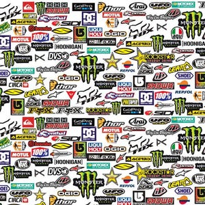 Può includere: Una collezione di adesivi colorati con loghi di vari marchi, tra cui Monster Energy, Rockstar Energy Drink e GoPro. Gli adesivi sono disposti su uno sfondo bianco, mostrando una varietà di forme e design.