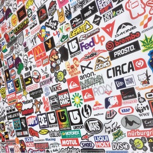 Może przedstawiać: Kolekcja kolorowych naklejek z różnymi logo i wzorami, w tym marek takich jak Vans, Burton i Rockstar. Naklejki są gęsto ułożone na białym tle, tworząc efekt kolażu. Obraz przedstawia różnorodność kształtów i rozmiarów.