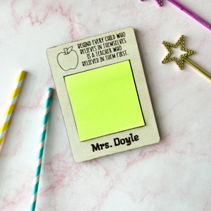 Haftnotiz Halter, Post-It Notiz Halter, Ende des Jahres Lehrer Geschenk, Lehrer Wertschätzung Geschenk, Notizblock Halter, Lehrer Geschenk für Schreibtisch.