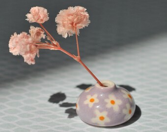 Tiny Daisy Pottery Vase: Hand-Painted Dollhouse Miniature