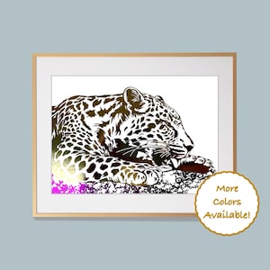 Puede incluir: Una impresión de un leopardo durmiendo en lámina dorada en un póster enmarcado. El póster tiene un fondo blanco y un marco dorado. El texto "Más colores disponibles!" está en un círculo en la esquina inferior derecha de la imagen.