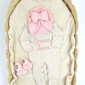 Bordado personalizado, mameluco para bebé niña, traje para volver a casa, mameluco personalizado con nombre, conjunto de gorro con lazo, foto de hito, traje para bebé cosido a mano