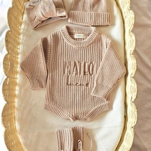 mameluco de bebé de punto personalizado bordado suéter grueso beige tejido unisex llegada a casa foto de hito anuncio revelación traje mono®