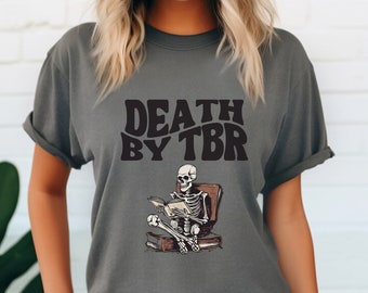 Death By TBR Booktok グッズ 本好きのグッズ 本好きの物 ロマンス リーダー オルタナティブ 服 本好きのシャツ 文学 Tシャツ スケルトン 読書本