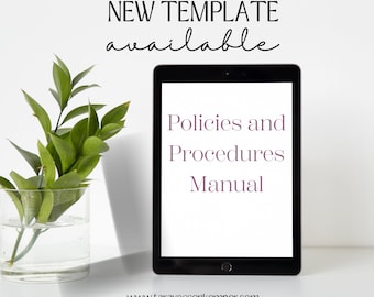 Puede incluir: Una tableta negra con una pantalla blanca que muestra el texto "Policies and Procedures Manual" en texto morado. El texto "NEW TEMPLATE available" está por encima de la tableta en texto negro. Una planta verde está en un jarrón de vidrio transparente a la izquierda de la tableta. El texto "www.taravossenkemper.com" está debajo de la tableta.