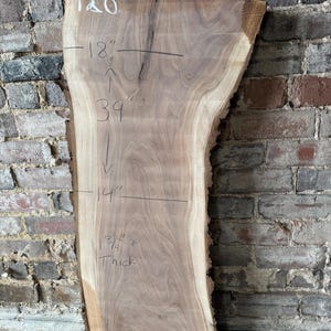 Losa de nogal negro con borde natural, secada al horno y cepillada