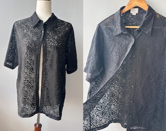 Camisa vintage preta de verão dos anos 90 com malha transparente e renda floral