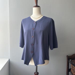 Vintage Purple Buttoned Blouse - Soft and Elegant V-Neck Short Sleeve Top