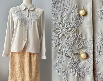 Blusa vintage floral bordada com botões de pérola – bege creme, fabricada no Japão