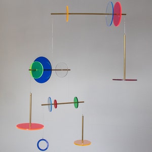 Regenbogen Kinetische Mobile Skulptur. Erwachsene & Baby Kinderzimmer Plexiglas Mobile zum Aufhängen. Mondrian Bauhaus Moderne Kunst, Gr L Bild 1