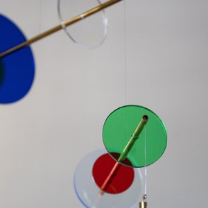 Regenbogen Kinetische Mobile Skulptur. Erwachsene & Baby Kinderzimmer Plexiglas Mobile zum Aufhängen. Mondrian Bauhaus Moderne Kunst, Gr L Bild 5