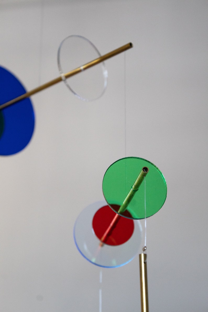 Regenbogen Kinetische Mobile Skulptur. Erwachsene & Baby Kinderzimmer Plexiglas Mobile zum Aufhängen. Mondrian Bauhaus Moderne Kunst, Gr L Bild 5