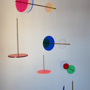 Regenbogen Kinetische Mobile Skulptur. Erwachsene & Baby Kinderzimmer Plexiglas Mobile zum Aufhängen. Mondrian Bauhaus Moderne Kunst, Gr L Bild 4