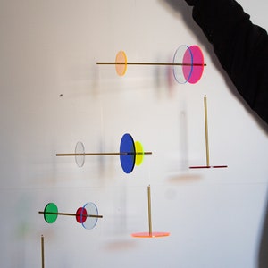 Regenbogen Kinetische Mobile Skulptur. Erwachsene & Baby Kinderzimmer Plexiglas Mobile zum Aufhängen. Mondrian Bauhaus Moderne Kunst, Gr L Bild 2