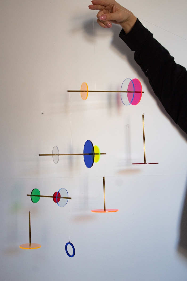 Regenbogen Kinetische Mobile Skulptur. Erwachsene & Baby Kinderzimmer Plexiglas Mobile zum Aufhängen. Mondrian Bauhaus Moderne Kunst, Gr L Bild 2
