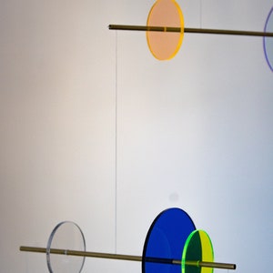 Regenbogen Kinetische Mobile Skulptur. Erwachsene & Baby Kinderzimmer Plexiglas Mobile zum Aufhängen. Mondrian Bauhaus Moderne Kunst, Gr L Bild 6