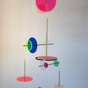 Regenbogen Kinetische Mobile Skulptur. Erwachsene & Baby Kinderzimmer Plexiglas Mobile zum Aufhängen. Mondrian Bauhaus Moderne Kunst, Gr L Bild 3