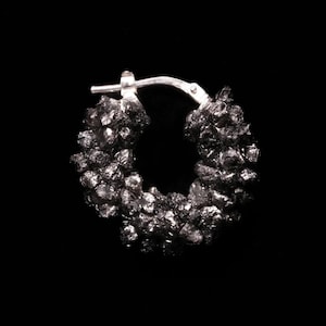 Pendiente de diamante negro para hombre y mujer: auténticos diamantes negros en bruto sin tallar en plata de ley. Pendiente de lujo único hecho a mano. Diamante negro.