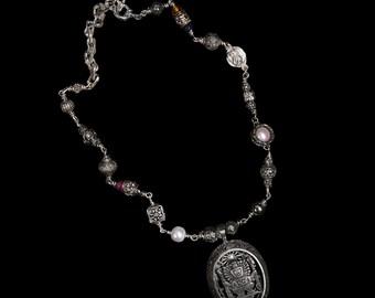 Sólo uno disponible: "Treasures of Maya" de Surrealium – Collar de piedras preciosas curativas y perlas de agua dulce en plata, cadena hecha a mano