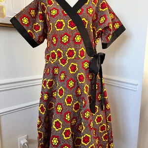 Wickelkleid mit afrikanischem Aufdruck, Ankara Kurzarmkleid, Midikleid.