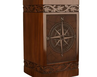 Peut inclure: Urne en bois marron avec un motif de boussole. La face avant présente une rose des vents, avec des motifs de feuilles gravés en haut et en bas. L'urne est de forme rectangulaire.