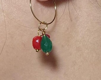 Pendientes navideños - Ónix verde con cristales rojos - Aros chapados en oro
