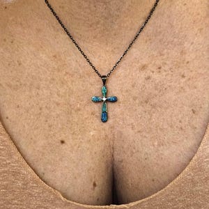 Svart Kors Halsband - Resin Eld Opal - Anpassad Storlek Justerbar Kedja