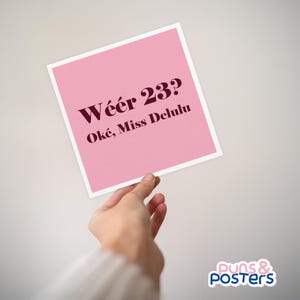 Carte d'anniversaire "23 ans encore ? D'accord, Miss Delulu" - Textes humoristiques Gen Z - 135x135 mm avec enveloppe