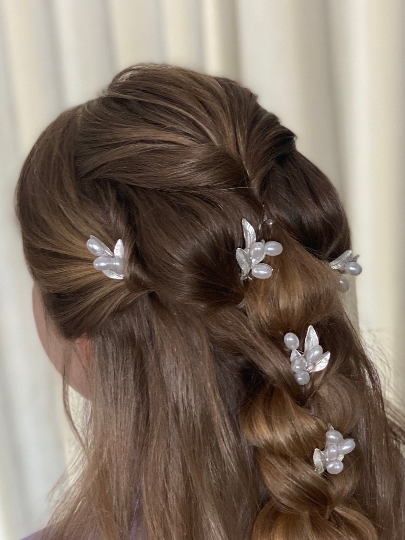 Little minimalist silver leaf bridal hairpin ,white big pearls hair clip for wedding, modern boho bride clip, greek style hair accessory,