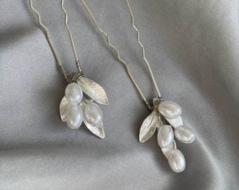 Kleine minimalistische Braut-Haarnadel aus Blattsilber, weiße große Perlen-Haarspange für Hochzeit, moderne Boho-Braut-Haarspange, Haar-Accessoire im griechischen Stil,