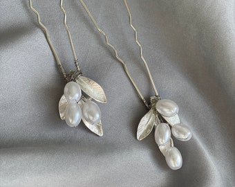 Petite épingle à cheveux de mariée minimaliste en feuille d'argent, pince à cheveux de grandes perles blanches pour le mariage, pince à cheveux bohème moderne, accessoire de cheveux de style grec,