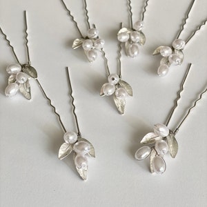 It adds the perfect finishing touch to your updo, crafted from white pearl with silver wire and silver greek style leaf.

🤍 Looks stunning with a boho or minimalist  dress.