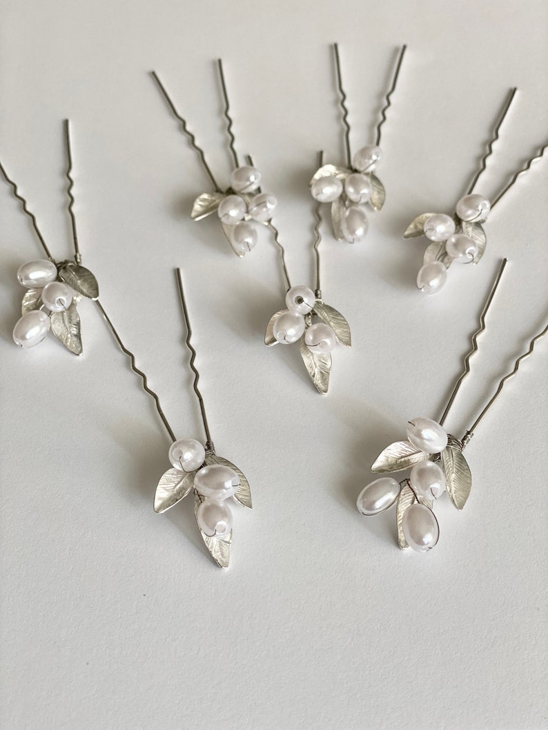 It adds the perfect finishing touch to your updo, crafted from white pearl with silver wire and silver greek style leaf.

🤍 Looks stunning with a boho or minimalist  dress.